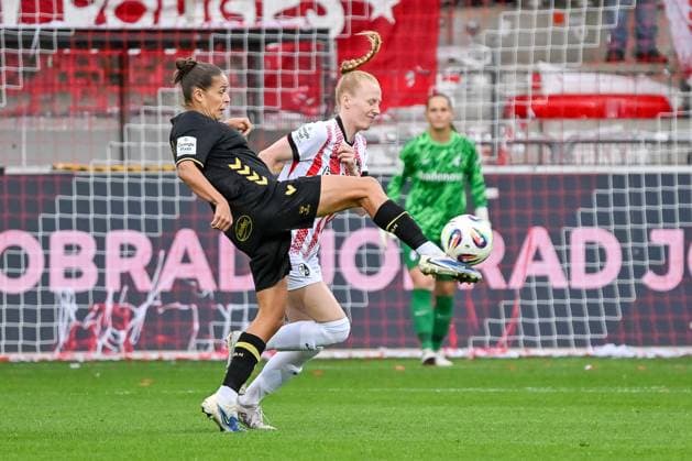 Laura Feiersinger 1 FC Koeln Frauen, 27 on the ball in front of Meret Felde SC Freiburg Frauen, 04 GER, SC Freiburg 1 FC Koeln, Frauen Fussball, Google Pixel Frauen Bundesliga, 2 Spieltag, Saison 2025 2026, 12 09 2025 DFB REGULATIONS PROHIBIT ANY USE OF PHOTOGRAPHS AS IMAGE SEQUENCES AND OR QUASI VIDEO GER, SC Freiburg 1 FC Koeln, Frauen Fussball, Google Pixel Frauen Bundesliga, 2 Spieltag, Saison 2025 2026, 12 09 2025 Freiburg Copyright: xEibner-Pressefoto ThomasxHessx EP_THS