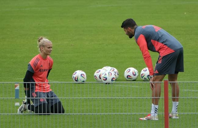 12 09 2025, FC Bayern training ground, Saebenerstrasse Munich, soccer, sports, in the picture Anna Klink FC Bayern and goalkeeper coach Michael Netolitzki FC Bayern
