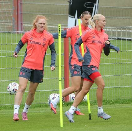 12 09 2025, FC Bayern training ground, Saebenerstrasse Munich, soccer, sports, in the picture Stine Ballisager FC Bayern , Klara Buehl FC Bayern and Pernille Harder FC Bayern