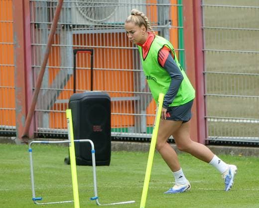12 09 2025, FC Bayern training ground, Saebenerstrasse Munich, soccer, sports, in the picture jukebox and Giulia Gwinn FC Bayern