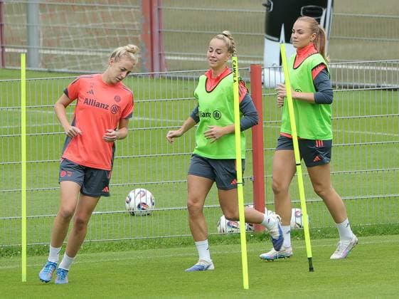 12 09 2025, FC Bayern training ground, Saebenerstrasse Munich, soccer, sports, in the picture Carolin Simon FC Bayern , Giulia Gwinn FC Bayern and Glodis Perla Viggosdottir FC Bayern