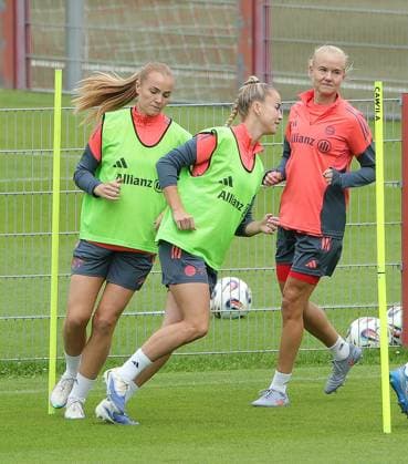 12 09 2025, FC Bayern training ground, Saebenerstrasse Munich, soccer, sports, in the picture Glodis Perla Viggosdottir FC Bayern , Giulia Gwinn FC Bayern and Pernille Harder FC Bayern