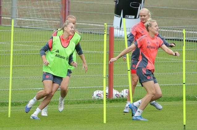 12 09 2025, FC Bayern training ground, Saebenerstrasse Munich, Soccer, Sports, in the picture Giulia Gwinn FC Bayern , Glodis Perla Viggosdottir FC Bayern , Pernille Harder FC Bayern and Carolin Simon FC Bayern