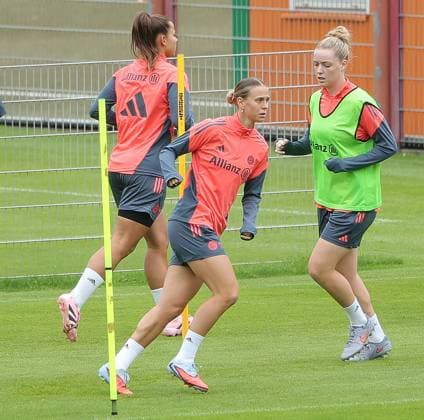 12 09 2025, FC Bayern training ground, Saebenerstrasse Munich, soccer, sports, in the picture Klara Buehl FC Bayern and Franziska Kett FC Bayern