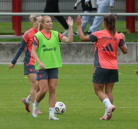 12 09 2025, FC Bayern training ground, Saebenerstrasse Munich, soccer, sports, in the picture Franziska Kett FC Bayern and Glodis Perla Viggosdottir FC Bayern