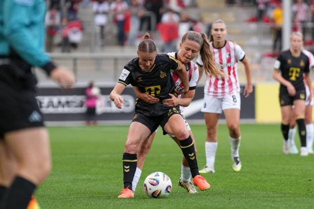 Laura Donhauser 1 FC Köln Frauen, 25 in duel with Nia Szenk SC Freiburg, 19 , Germany, Soccer, GooglePixel Frauen Bundesliga, 2 Spieltag, 2025 2026, SC Freiburg vs 1 FC Köln, 12 09 2025, Dreisamstadion, Freiburg, Germany DFB REGULATIONS PROHIBIT ANY USE OF PHOTOGRAPHS AS IMAGE SEQUENCES AND OR QUASI VIDEO Freiburg Dreisamstadion Baden Wuerttemberg Germany Copyright: xArnexAmbergx