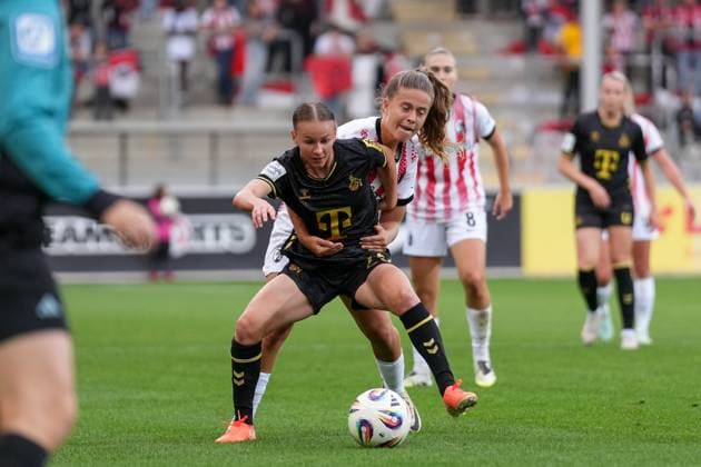 Laura Donhauser 1 FC Köln Frauen, 25 in duel with Nia Szenk SC Freiburg, 19 , Germany, Soccer, GooglePixel Frauen Bundesliga, 2 Spieltag, 2025 2026, SC Freiburg vs 1 FC Köln, 12 09 2025, Dreisamstadion, Freiburg, Germany DFB REGULATIONS PROHIBIT ANY USE OF PHOTOGRAPHS AS IMAGE SEQUENCES AND OR QUASI VIDEO Freiburg Dreisamstadion Baden Wuerttemberg Germany Copyright: xArnexAmbergx