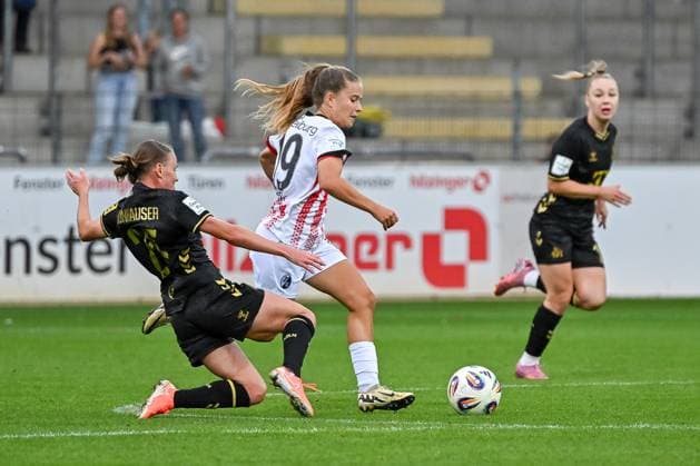 Laura Donhauser 1 FC Koeln Frauen, 25 graescht grätscht nach dem Ball bei Nia Szenk SC Freiburg Frauen, 19 GER, SC Freiburg 1 FC Koeln, Frauen Fussball, Google Pixel Frauen Bundesliga, 2 Spieltag, Saison 2025 2026, 12 09 2025 DFB REGULATES PROHIBIT ANY USE OF PHOTOGRAPHS AS IMAGE SEQUENCES AND OR QUASI VIDEO GER, SC Freiburg 1 FC Koeln, Women Football, Google Pixel Women Bundesliga, 2 Matchday, Season 2025 2026, 12 09 2025 Freiburg Copyright: xEibner-Pressefoto ThomasxHessx EP_THS