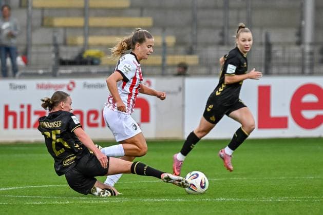 Laura Donhauser 1 FC Koeln Frauen, 25 graescht grätscht nach dem Ball bei Nia Szenk SC Freiburg Frauen, 19 GER, SC Freiburg 1 FC Koeln, Frauen Fussball, Google Pixel Frauen Bundesliga, 2 Spieltag, Saison 2025 2026, 12 09 2025 DFB REGULATES PROHIBIT ANY USE OF PHOTOGRAPHS AS IMAGE SEQUENCES AND OR QUASI VIDEO GER, SC Freiburg 1 FC Koeln, Women Football, Google Pixel Women Bundesliga, 2 Matchday, Season 2025 2026, 12 09 2025 Freiburg Copyright: xEibner-Pressefoto ThomasxHessx EP_THS