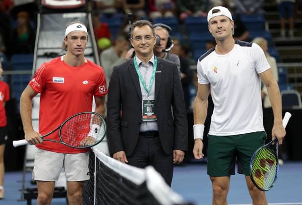 TENNIS - Davis Cup, HUN vs AUT DEBRECEN,HUNGARY,12.SEP.25 - TENNIS - ITF Davis Cup, qualification round 2, Hungary vs Austria. Image shows Lukas Neumayer (AUT), mayor Laszlo Papp (Debrecen) and Marton Fucsovics (HUN).  GEPAxpictures xWalterxLuger
