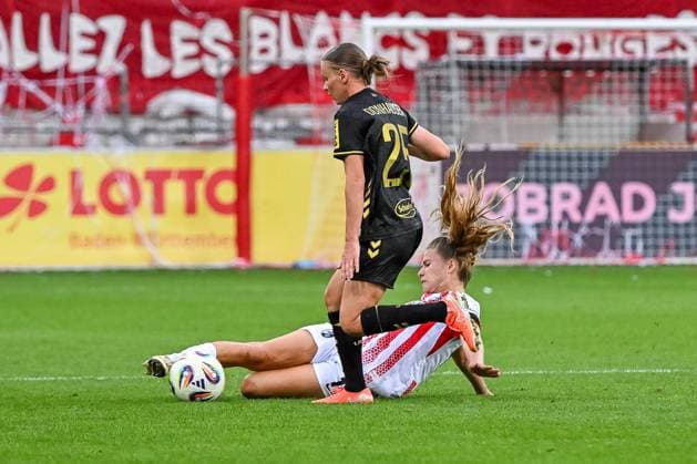 Nia Szenk SC Freiburg Frauen, 19 graescht grätscht bei Laura Donhauser 1 FC Koeln Frauen, 25 GER, SC Freiburg 1 FC Koeln, Frauen Fussball, Google Pixel Frauen Bundesliga, 2 Spieltag, Saison 2025 2026, 12 09 2025 DFB REGULATIONS PROHIBIT ANY USE OF PHOTOGRAPHS AS IMAGE SEQUENCES AND OR QUASI VIDEO GER, SC Freiburg 1 FC Koeln, Frauen Fussball, Google Pixel Frauen Bundesliga, 2 Spieltag, Saison 2025 2026, 12 09 2025 Freiburg Copyright: xEibner-Pressefoto ThomasxHessx EP_THS