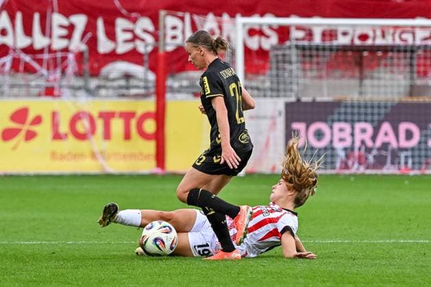 Nia Szenk SC Freiburg Frauen, 19 graescht grätscht bei Laura Donhauser 1 FC Koeln Frauen, 25 GER, SC Freiburg 1 FC Koeln, Frauen Fussball, Google Pixel Frauen Bundesliga, 2 Spieltag, Saison 2025 2026, 12 09 2025 DFB REGULATIONS PROHIBIT ANY USE OF PHOTOGRAPHS AS IMAGE SEQUENCES AND OR QUASI VIDEO GER, SC Freiburg 1 FC Koeln, Frauen Fussball, Google Pixel Frauen Bundesliga, 2 Spieltag, Saison 2025 2026, 12 09 2025 Freiburg Copyright: xEibner-Pressefoto ThomasxHessx EP_THS