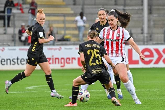 Svenja Foelmli SC Freiburg Frauen, 09 am Ball vor Laura Donhauser 1 FC Koeln Frauen, 25 GER, SC Freiburg 1 FC Koeln, Frauen Fussball, Google Pixel Frauen Bundesliga, 2 Spieltag, Saison 2025 2026, 12 09 2025 DFB REGULATIONS PROHIBIT ANY USE OF PHOTOGRAPHS AS IMAGE SEQUENCES AND OR QUASI VIDEO GER, SC Freiburg 1 FC Koeln, Frauen Fussball, Google Pixel Frauen Bundesliga, 2 Spieltag, Saison 2025 2026, 12 09 2025 Freiburg Copyright: xEibner-Pressefoto ThomasxHessx EP_THS