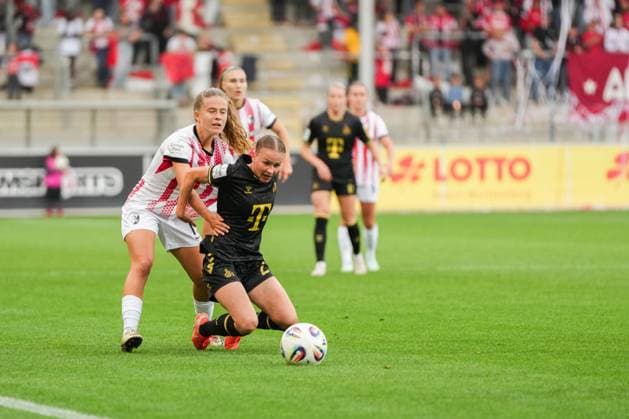 Google Pixel Womens Bundesliga SC Freiburg vs 1 FC Köln, 10 09 2025 duel between Ni Szenk SC Freiburg, 19 and Laura Donhauser 1 FC Köln, 25 Google Pixel Womens Bundesliga SC Freiburg vs 1 FC Köln, Dreisamstadion, 10 09 2025 DFB DFL REGULATIONS PROHIBIT ANY USE OF PHOTOGRAPHS AS IMAGE SEQUENCES AND OR QUASI VIDEO Copyright: xBEAUTIFULxSPORTS Boscox