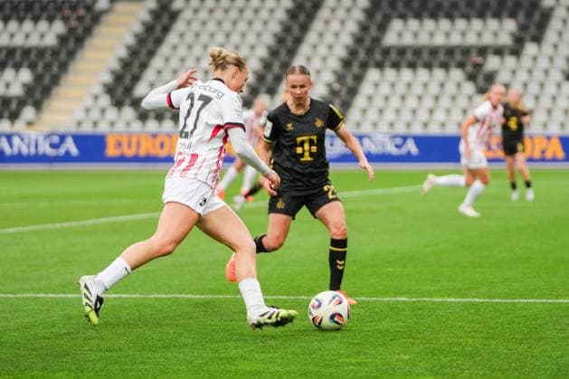 Google Pixel Womens Bundesliga SC Freiburg vs 1 FC Köln, 10 09 2025 Sophie Nachtigall SC Freiburg, 27 trying to hit a ball in Google Pixel Womens Bundesliga SC Freiburg vs 1 FC Köln, Dreisamstadion, 10 09 2025 DFB DFL REGULATIONS PROHIBIT ANY USE OF PHOTOGRAPHS AS IMAGE SEQUENCES AND OR QUASI VIDEO Copyright: xBEAUTIFULxSPORTS Boscox
