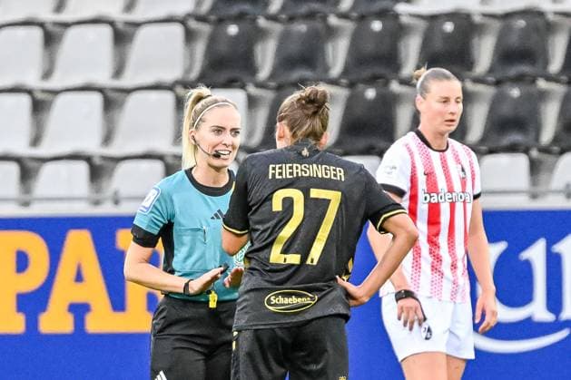Laura Feiersinger 1 FC Koeln Frauen, 27 talks to Julia Boike Referee GER, SC Freiburg 1 FC Koeln, Frauen Fussball, Google Pixel Frauen Bundesliga, 2 Spieltag, Saison 2025 2026, 12 09 2025 DFB REGULATIONS PROHIBIT ANY USE OF PHOTOGRAPHS AS IMAGE SEQUENCES AND OR QUASI VIDEO GER, SC Freiburg 1 FC Koeln, Frauen Fussball, Google Pixel Frauen Bundesliga, 2 Spieltag, Saison 2025 2026, 12 09 2025 Freiburg Copyright: xEibner-Pressefoto ThomasxHessx EP_THS