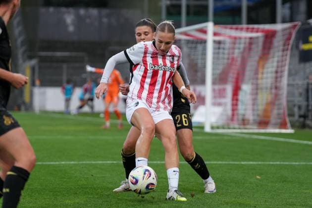 Sophie Nachtigall SC Freiburg, 27 in duel with Martyna Wiankowska 1 FC Köln Women, 26 , Germany, Soccer, GooglePixel Women Bundesliga, 2 Matchday, 2025 2026, SC Freiburg vs 1 FC Köln, 12 09 2025, Dreisamstadion, Freiburg, Germany DFB REGULATIONS PROHIBIT ANY USE OF PHOTOGRAPHS AS IMAGE SEQUENCES AND OR QUASI VIDEO Freiburg Dreisamstadion Baden Wuerttemberg Germany Copyright: xArnexAmbergx
