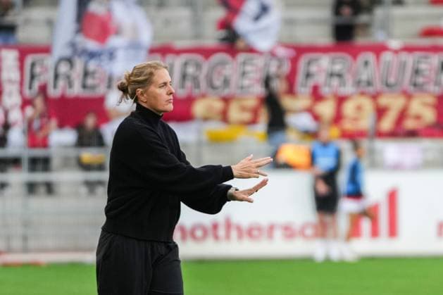 Google Pixel Womens Bundesliga SC Freiburg vs 1 FC Köln, 10 09 2025 Britta Carlson 1 FC Köln, head coach giving instructions Google Pixel Womens Bundesliga SC Freiburg vs 1 FC Köln, Dreisamstadion, 10 09 2025 DFB DFL REGULATIONS PROHIBIT ANY USE OF PHOTOGRAPHS AS IMAGE SEQUENCES AND OR QUASI VIDEO Copyright: xBEAUTIFULxSPORTS Boscox