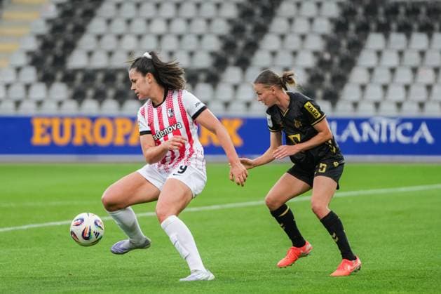 Google Pixel Womens Bundesliga SC Freiburg vs 1 FC Köln, 10 09 2025 Svenja Fölmli SC Freiburg, 9 in duel with Laura Donhauser 1 FC Köln, 25 Google Pixel Womens Bundesliga SC Freiburg vs 1 FC Köln, Dreisamstadion, 10 09 2025 DFB DFL REGULATIONS PROHIBIT ANY USE OF PHOTOGRAPHS AS IMAGE SEQUENCES AND OR QUASI VIDEO Copyright: xBEAUTIFULxSPORTS Boscox