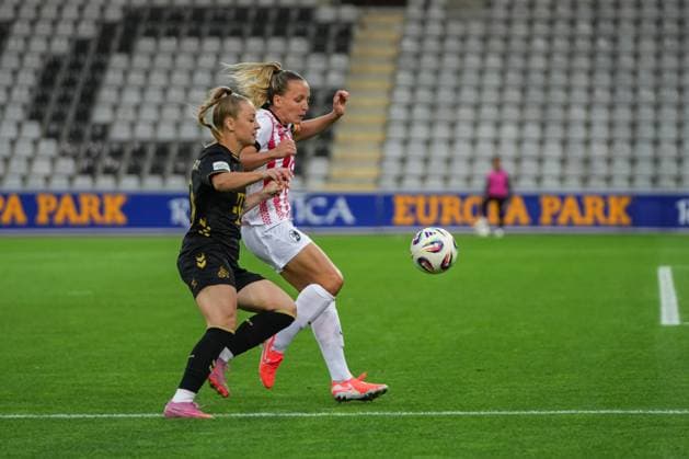 Google Pixel Womens Bundesliga SC Freiburg vs 1 FC Köln, 10 09 2025 Weronika Zawistowska 1 FC Köln, 10 in duel with Lisa Karl SC Freiburg, 2 Google Pixel Womens Bundesliga SC Freiburg vs 1 FC Köln, Dreisamstadion, 10 09 2025 DFB DFL REGULATIONS PROHIBIT ANY USE OF PHOTOGRAPHS AS IMAGE SEQUENCES AND OR QUASI VIDEO Copyright: xBEAUTIFULxSPORTS Boscox