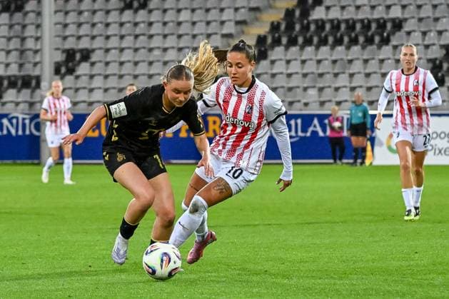Carlotta Imping 1 FC Koeln Frauen, 14 on the ball and in a running duel with Selina Vobian SC Freiburg Frauen, 10 GER, SC Freiburg 1 FC Koeln, Frauen Fussball, Google Pixel Frauen Bundesliga, 2 Spieltag, Saison 2025 2026, 12 09 2025 DFB REGULATES PROHIBIT ANY USE OF PHOTOGRAPHS AS IMAGE SEQUENCES AND OR QUASI VIDEO GER, SC Freiburg 1 FC Koeln, Women Football, Google Pixel Women Bundesliga, 2 Matchday, Season 2025 2026, 12 09 2025 Freiburg Copyright: xEibner-Pressefoto ThomasxHessx EP_THS