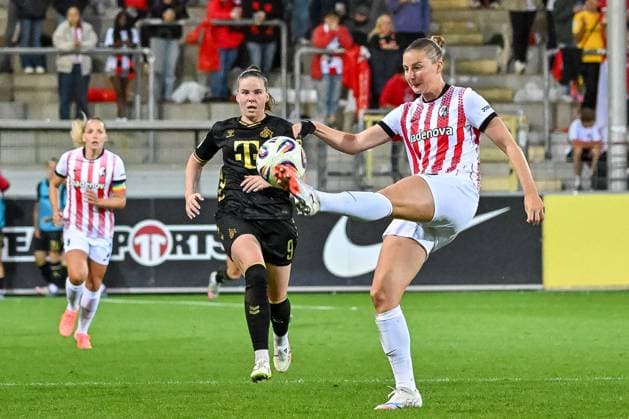 Julia Stierli SC Freiburg Frauen, 05 schlaegt den Ball weg vor Adriana Achcinska 1 FC Koeln Frauen, 09 GER, SC Freiburg 1 FC Koeln, Frauen Fussball, Google Pixel Frauen Bundesliga, 2 Spieltag, Saison 2025 2026, 12 09 2025 DFB REGULATES PROHIBIT ANY USE OF PHOTOGRAPHS AS IMAGE SEQUENCES AND OR QUASI VIDEO GER, SC Freiburg 1 FC Koeln, Women Football, Google Pixel Women Bundesliga, 2 Matchday, Season 2025 2026, 12 09 2025 Freiburg Copyright: xEibner-Pressefoto ThomasxHessx EP_THS
