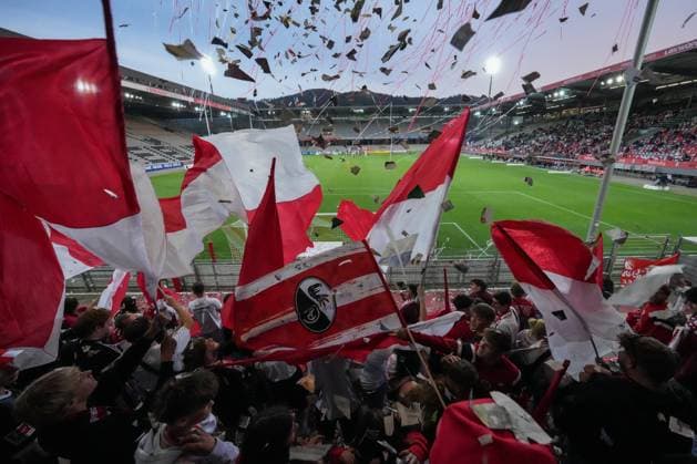 Fans and Ultras in the stands get in the mood, Flags , Germany, Football, GooglePixel Women Bundesliga, 2 Matchday, 2025 2026, SC Freiburg vs 1 FC Köln, 12 09 2025, Dreisamstadion, Freiburg, Germany DFB REGULATIONS PROHIBIT ANY USE OF PHOTOGRAPHS AS IMAGE SEQUENCES AND OR QUASI VIDEO Freiburg Dreisamstadion Baden Wuerttemberg Germany Copyright: xArnexAmbergx
