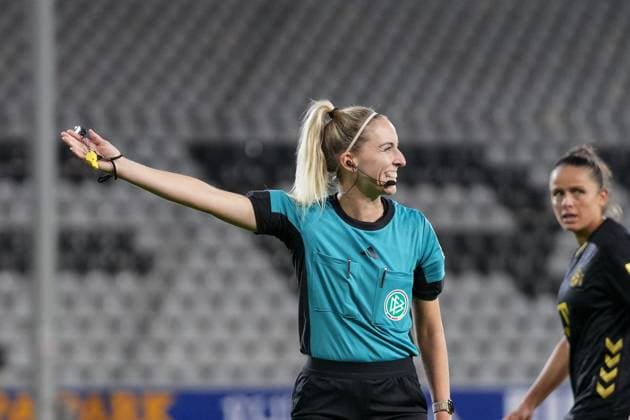 Julia Boike Referee , Germany, Football, GooglePixel Womens Bundesliga, 2 Matchday, 2025 2026, SC Freiburg vs 1 FC Köln, 12 09 2025, Dreisamstadion, Freiburg, Germany DFB REGULATIONS PROHIBIT ANY USE OF PHOTOGRAPHS AS IMAGE SEQUENCES AND OR QUASI VIDEO Freiburg Dreisamstadion Baden Wuerttemberg Germany Copyright: xArnexAmbergx