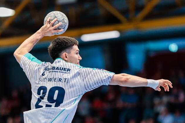 Moritz Strosack SG BBM Bietigheim, 29 in goal throw GER, TuS N Luebbecke vs SG BBM Bietigheim, Handball, 2 Bundesliga, Matchday 3, Season 2025 2026, 12 09 2025 GER, TuS N Luebbecke vs SG BBM Bietigheim, Handball, 2 Bundesliga, Matchday 3, Season 2025 2026, 12 09 2025 Luebbecke Copyright: xEibner-Pressefoto JanxRollingerx EP_JSK