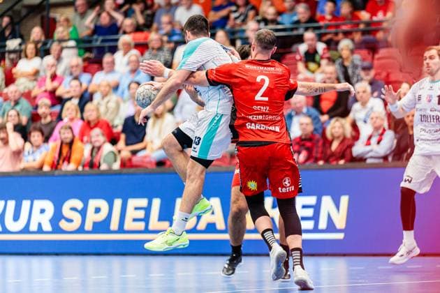 v l Juan de la Pena SG BBM Bietigheim, 13 , Jo Gerrit Genz TuS N Luebbecke, 02 GER, TuS N Luebbecke vs SG BBM Bietigheim, Handball, 2 Bundesliga, Matchday 3, Season 2025 2026, 12 09 2025 GER, TuS N Luebbecke vs SG BBM Bietigheim, Handball, 2 Bundesliga, Matchday 3, Season 2025 2026, 12 09 2025 Luebbecke Copyright: xEibner-Pressefoto JanxRollingerx EP_JSK