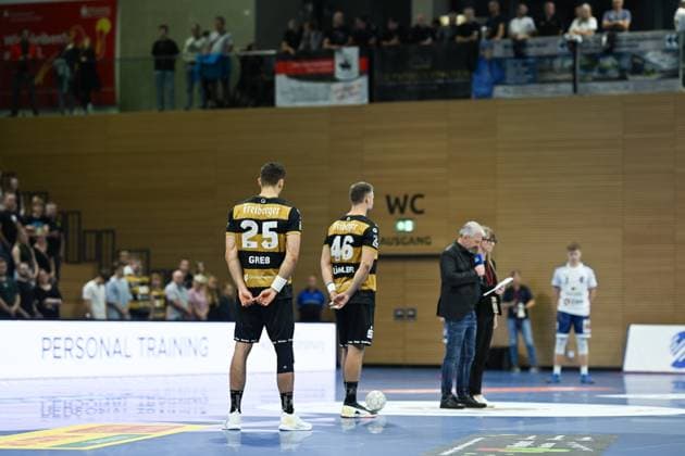 Minutes silence for the deceased handball referee Marcus Helbig before the match HC Elbflorenz 2006 vs 1 VfL Potsdam, 2 Handball Bundesliga Men, Season 2025 2026, 12 09 2025 HC Elbflorenz 2006 vs 1 VfL Potsdam, 2 Handball Bundesliga Men, Season 2025 2026, 12 09 2025 Dresden Copyright: xEibner-Pressefoto xHoepnerx EP_PHR