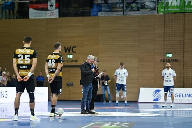 Minutes silence for the deceased handball referee Marcus Helbig before the match HC Elbflorenz 2006 vs 1 VfL Potsdam, 2 Handball Bundesliga Men, Season 2025 2026, 12 09 2025 HC Elbflorenz 2006 vs 1 VfL Potsdam, 2 Handball Bundesliga Men, Season 2025 2026, 12 09 2025 Dresden Copyright: xEibner-Pressefoto xHoepnerx EP_PHR