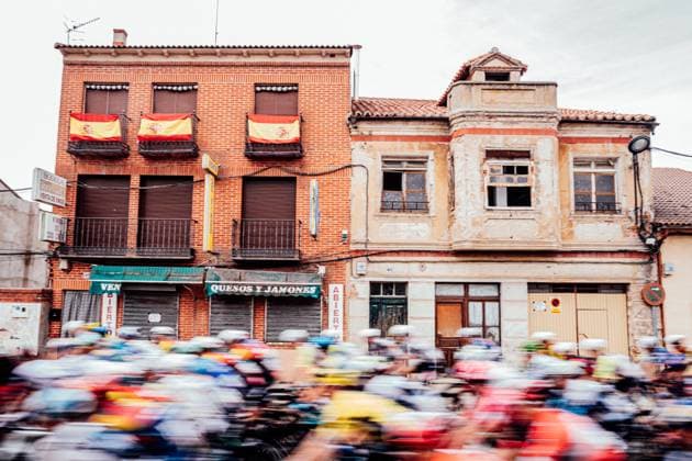 Sport Bilder des Tages 2025 Vuelta Ciclista a Espana Stage 19 Picture by Zac Williams SWpix.com - 12 09 2025 - Cycling - 2025 Vuelta Ciclista a Espana Stage 19, Rueda to Guijuelo, Spain - The peloton start stage 19. Copyright: x xSWpix.comx(t axPhotographyxHubxLtd)xZacxWilliams SWpix.comx SWP-2645