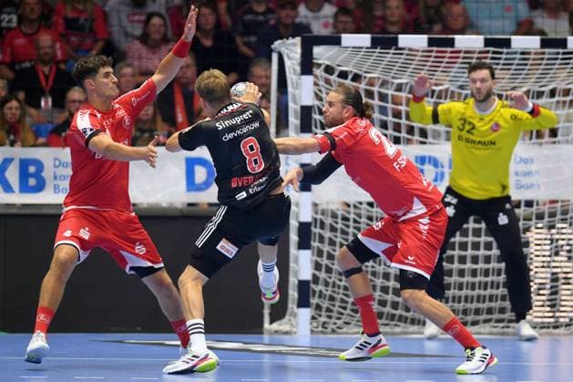 Sander Andreassen Overjordet HC Erlangen 8 on the ball , Nikolaj Enderleit MT Melsungen 4 L , Olle Forsell Schefvert MT Melsungen 25 , Kristof Palasics Goalkeeper MT Melsungen 32 in the back , GER, MT Melsungen HC Erlangen, Handball, 1 Bundesliga, Matchday 4, Season 2025 2026, 12 09 2025, GER, MT Melsungen HC Erlangen, Handball, 1 Bundesliga, Matchday 4, Season 2025 2026, 12 09 2025 Kassel Copyright: xEibner-Pressefotox xRolandxSippex EP_RSL