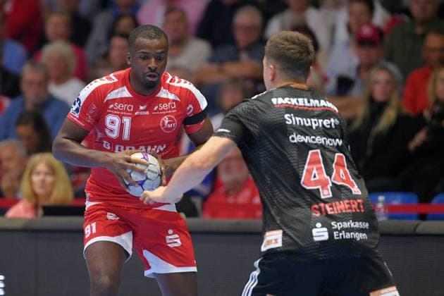 Sadou Ntanzi MT Melsungen 91 on the ball , Christoph Steinert HC Erlangen 44 R , GER, MT Melsungen HC Erlangen, Handball, 1 Bundesliga, Matchday 4, Season 2025 2026, 12 09 2025, GER, MT Melsungen HC Erlangen, Handball, 1 Bundesliga, Matchday 4, Season 2025 2026, 12 09 2025 Kassel Copyright: xEibner-Pressefotox xRolandxSippex EP_RSL