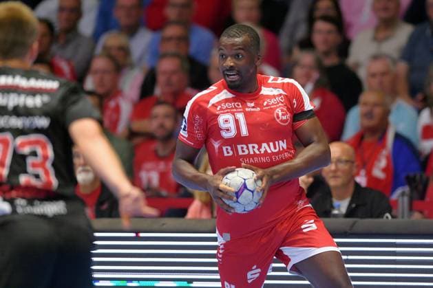 Sadou Ntanzi MT Melsungen 91 on the ball , Viggo Kristjansson HC Erlangen 73 L , GER, MT Melsungen HC Erlangen, Handball, 1 Bundesliga, Matchday 4, Season 2025 2026, 12 09 2025, GER, MT Melsungen HC Erlangen, Handball, 1 Bundesliga, Matchday 4, Season 2025 2026, 12 09 2025 Kassel Copyright: xEibner-Pressefotox xRolandxSippex EP_RSL