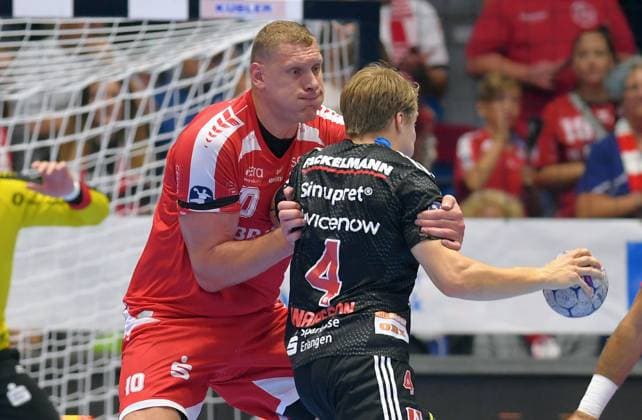 Andri Mar Runarsson HC Erlangen 4 on the ball , Dainis Kristopans MT Melsungen 10 , GER, MT Melsungen HC Erlangen, Handball, 1 Bundesliga, Matchday 4, Season 2025 2026, 12 09 2025, GER, MT Melsungen HC Erlangen, Handball, 1 Bundesliga, Matchday 4, Season 2025 2026, 12 09 2025 Kassel Copyright: xEibner-Pressefotox xRolandxSippex EP_RSL