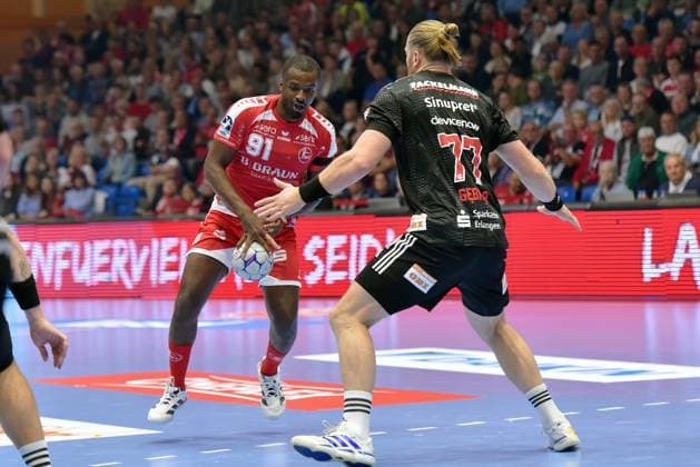 Sadou Ntanzi MT Melsungen 91 on the ball , Maciej Gebala HC Erlangen 77 , GER, MT Melsungen HC Erlangen, Handball, 1 Bundesliga, Matchday 4, Season 2025 2026, 12 09 2025, GER, MT Melsungen HC Erlangen, Handball, 1 Bundesliga, Matchday 4, Season 2025 2026, 12 09 2025 Kassel Copyright: xEibner-Pressefotox xRolandxSippex EP_RSL