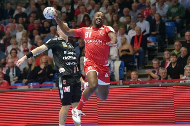 Sadou Ntanzi MT Melsungen 91 on throw Marek Nissen HC Erlangen 6 , GER, MT Melsungen HC Erlangen, Handball, 1 Bundesliga, Matchday 4, Season 2025 2026, 12 09 2025, GER, MT Melsungen HC Erlangen, Handball, 1 Bundesliga, Matchday 4, Season 2025 2026, 12 09 2025 Kassel Copyright: xEibner-Pressefotox xRolandxSippex EP_RSL