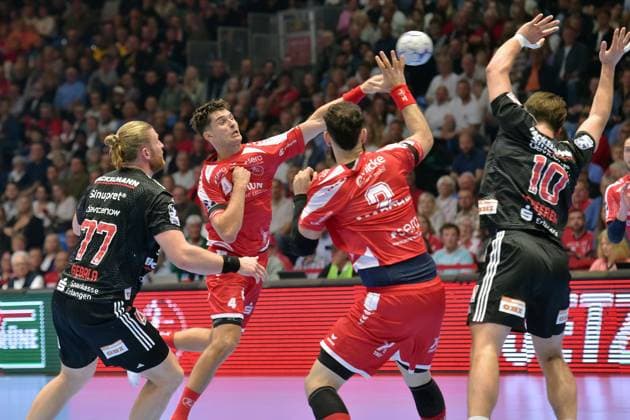 Nikolaj Enderleit MT Melsungen 4 on the throw Maciej Gebala HC Erlangen 77 , Ruben Marchan MT Melsungen 2 , Florian Scheerer HC Erlangen 10 R , GER, MT Melsungen HC Erlangen, Handball, 1 Bundesliga, Matchday 4, Season 2025 2026, 12 09 2025, GER, MT Melsungen HC Erlangen, Handball, 1 Bundesliga, Matchday 4, Season 2025 2026, 12 09 2025 Kassel Copyright: xEibner-Pressefotox xRolandxSippex EP_RSL