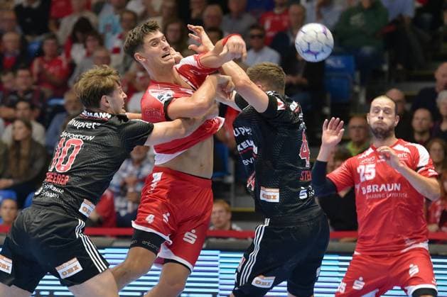 Nikolaj Enderleit MT Melsungen 4 on the throw Florian Scheerer HC Erlangen 10 L , Christoph Steinert HC Erlangen 44 , Olle Forsell Schefvert MT Melsungen 25 R , GER, MT Melsungen HC Erlangen, Handball, 1 Bundesliga, Matchday 4, Season 2025 2026, 12 09 2025, GER, MT Melsungen HC Erlangen, Handball, 1 Bundesliga, Matchday 4, Season 2025 2026, 12 09 2025 Kassel Copyright: xEibner-Pressefotox xRolandxSippex EP_RSL