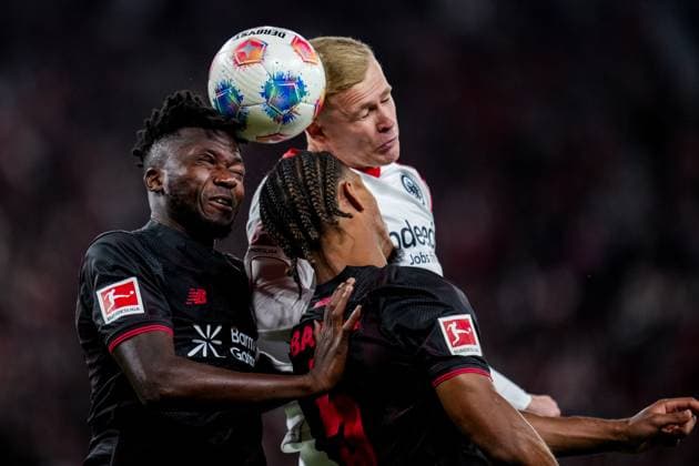 Sport Bilder des Tages LEVERKUSEN, GERMANY - SEPTEMBER 12: Edmond Tapsoba of Bayer 04 Leverkusen, Loic Bade of Bayer 04 Leverkusen and Jonathan Burkardt of Eintracht Frankfurt compete for the headed ball during the Bundesliga match between Bayer 04 Leverkusen and Eintracht Frankfurt at BayArena on September 12, 2025 in Leverkusen, Germany. (Photo by Rene Nijhuis) SPO  Copyright: xRenexNijhuis