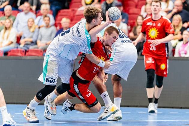 v l Nikola Vlahovic SG BBM Bietigheim, 03 , Kasper Haugen Furu TuS N Luebbecke, 11 in duel GER, TuS N Luebbecke vs SG BBM Bietigheim, Handball, 2 Bundesliga, Matchday 3, Season 2025 2026, 12 09 2025 GER, TuS N Luebbecke vs SG BBM Bietigheim, Handball, 2 Bundesliga, Matchday 3, Season 2025 2026, 12 09 2025 Luebbecke Copyright: xEibner-Pressefoto JanxRollingerx EP_JSK