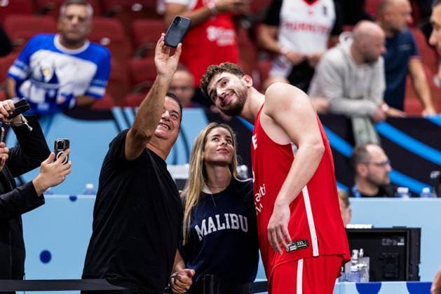 FIBA EuroBasket 2025 Greece Turkey 12 09 2025 Alperen Sengun Turkey, 23 takes a selfie with fans FIBA EuroBasket 2025 Greece Turkey Riga, Arena Riga on 12 09 2025 Copyright: xBEAUTIFULxSPORTS Wunderlx