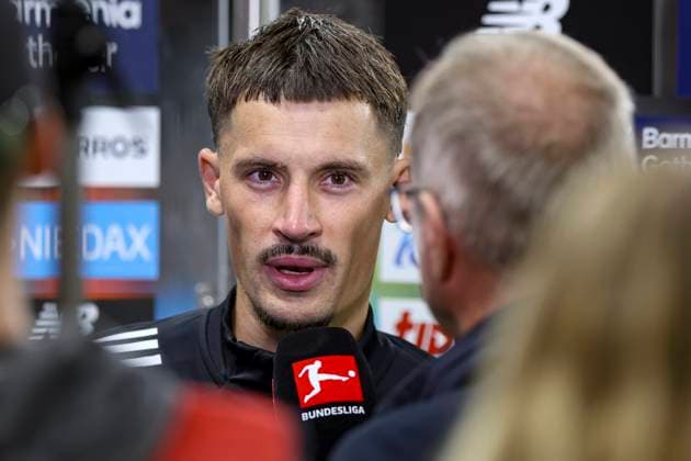 Leverkusen, Deutschland, 12.09.25: Robin Koch (Eintracht Frankfurt) im Interview waehrend des Spiels der Bundesliga zwischen Bayer 04 Leverkusen vs Eintracht Frankfurt in der BayArena Leverkusen BayArena North Rhine-Westphalia Germany *** Leverkusen, Germany, 12 09 25 Robin Koch Eintracht Frankfurt in an interview during the Bundesliga match between Bayer 04 Leverkusen and Eintracht Frankfurt at BayArena Leverkusen BayArena North Rhine Westphalia Germany Copyright: xBrauer-Fotoagenturx xAdrianxSchlx