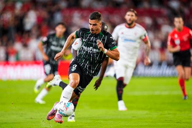 September 12, 2025, Sevilla, Sevilla, SPAIN: Andre Silva of Elche CF in action during the Spanish league, LaLiga EA Sports, football match played between Sevilla FC and Elche CF at Ramon Sanchez-Pizjuan stadium on September 12, 2025, in Sevilla, Spain. Sevilla SPAIN - ZUMAa181 20250912_zaa_a181_140 Copyright: xJoaquinxCorcherox