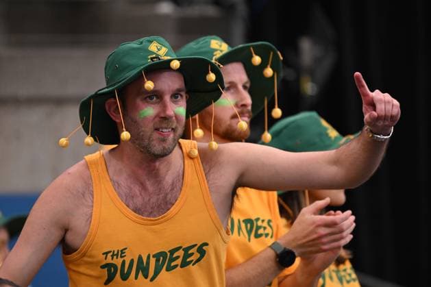 TENNIS DAVIS CUP AUSTRALIA BELGIUM, Supporters cheer as Alex de Minaur of Australia takes on Raphael Collignon of Belgium in action during the Davis Cup qualifying second round match at Ken Rosewall Arena in Sydney, Saturday, September 13, 2025. ( NO ARCHIVING, EDITORIAL USE ONLY SYDNEY NEW SOUTH WALES AUSTRALIA ALBION PARK  Copyright: xDEANxLEWINSx 20250913122841235032
