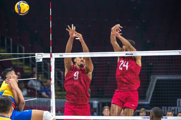 September 13, 2025, Pasay City, Manila, Philippines: USA vs Columbia in the Pool Phase during the FIVB Mens Volleyball World Championship, WM, Weltmeisterschaft 2025 in Manila, Philippines. USA beat Columbia in 3 sets. USAs Gabriel GARCIA and Merrick McHENRY at the net Pasay City Philippines - ZUMAr144 20250913_zap_r144_010 Copyright: xJaynexRussellx