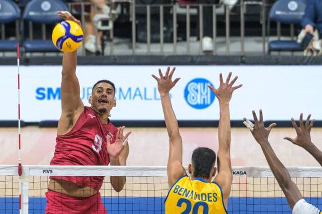 September 13, 2025, Pasay City, Manila, Philippines: USA vs Columbia in the Pool Phase during the FIVB Mens Volleyball World Championship, WM, Weltmeisterschaft 2025 in Manila, Philippines. USA beat Columbia in 3 sets. USAs Gabriel GARCIA defends at the net. Pasay City Philippines - ZUMAr144 20250913_zap_r144_019 Copyright: xJaynexRussellx