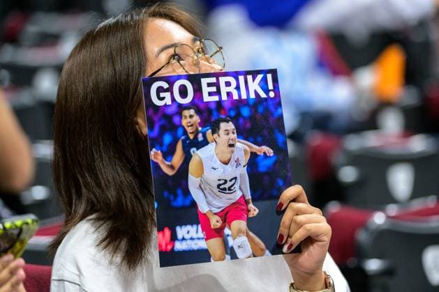 September 13, 2025, Pasay City, Manila, Philippines: USA vs Columbia in the Pool Phase during the FIVB Mens Volleyball World Championship, WM, Weltmeisterschaft 2025 in Manila, Philippines. USA beat Columbia in 3 sets. A fame holds a photo of Erik SHOJI Pasay City Philippines - ZUMAr144 20250913_zap_r144_003 Copyright: xJaynexRussellx